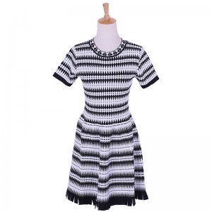 カスタマイズされた夏の黒く白い幾何学的な設計女性セータードレス
